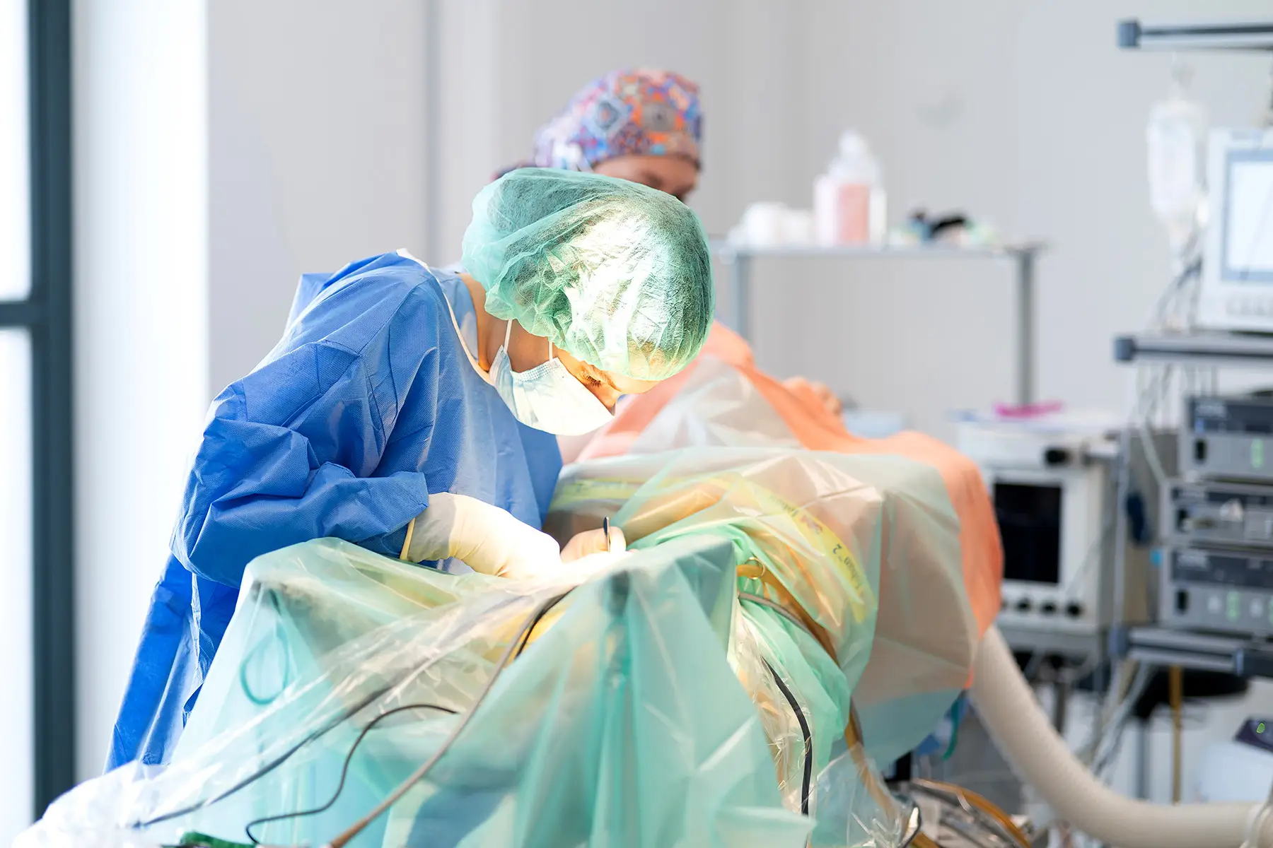 Tierärztin bei einer Operation